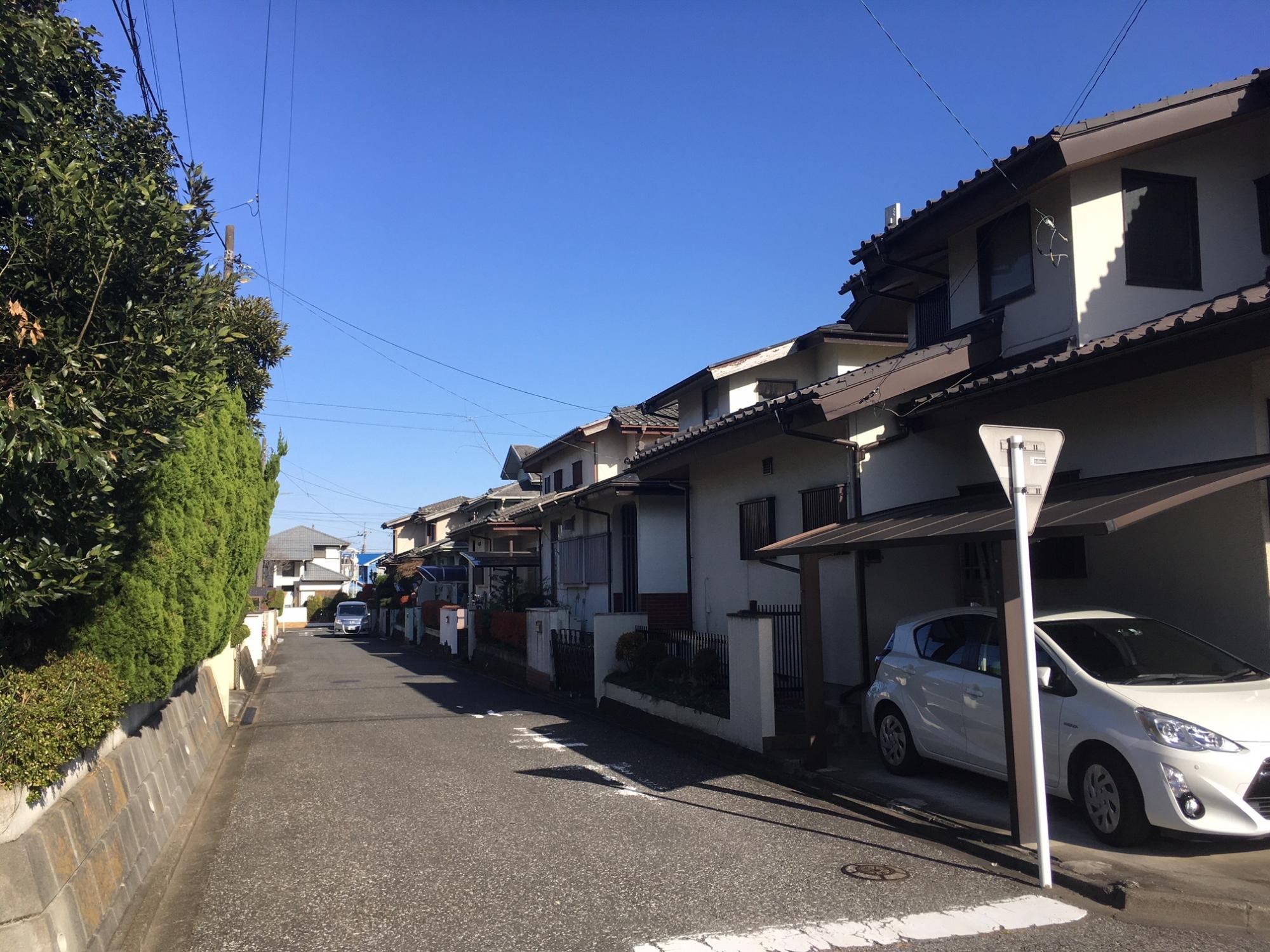 道路わきに並んで建てられた複数の住宅の写真
